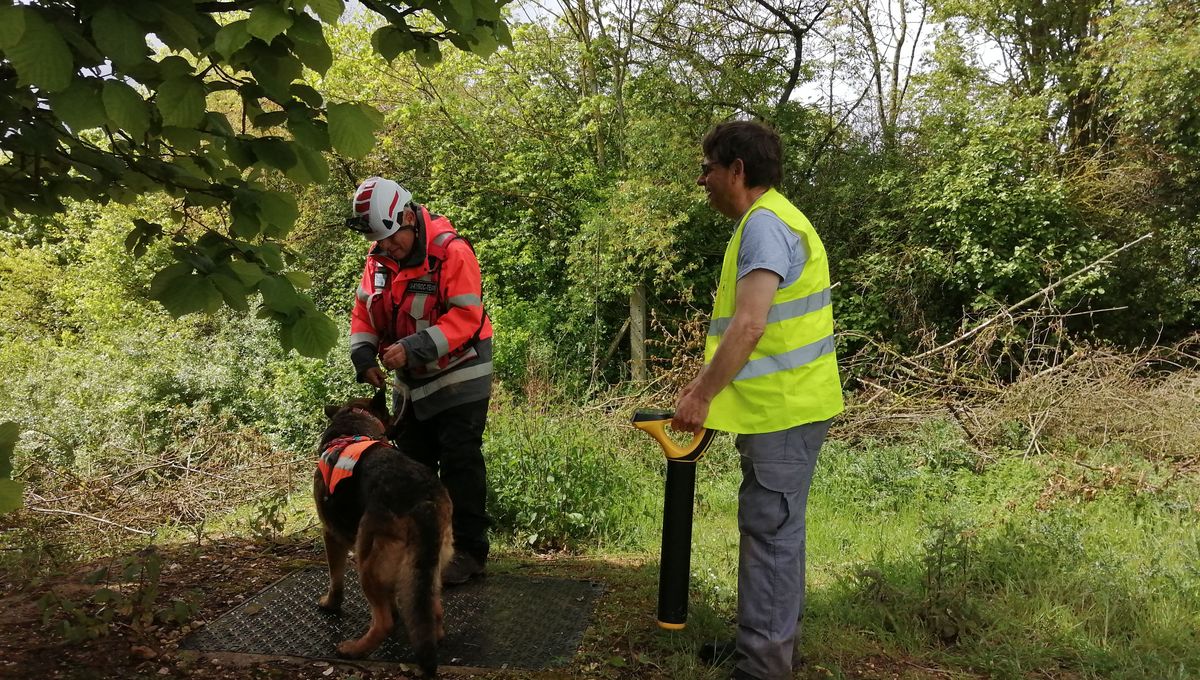 Le chien Nina, avec son maître François Bourdeau (en orange)