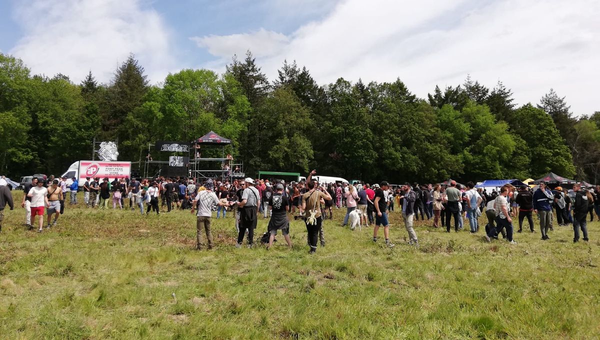 Près de 30.000 fêtards ont déjà pris possession d'un champ à Villegongis pour le premier Teknival depuis l'épidémie de Covid