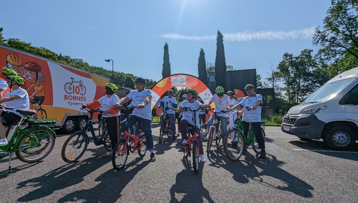 Les coureurs, au départ de l'étape