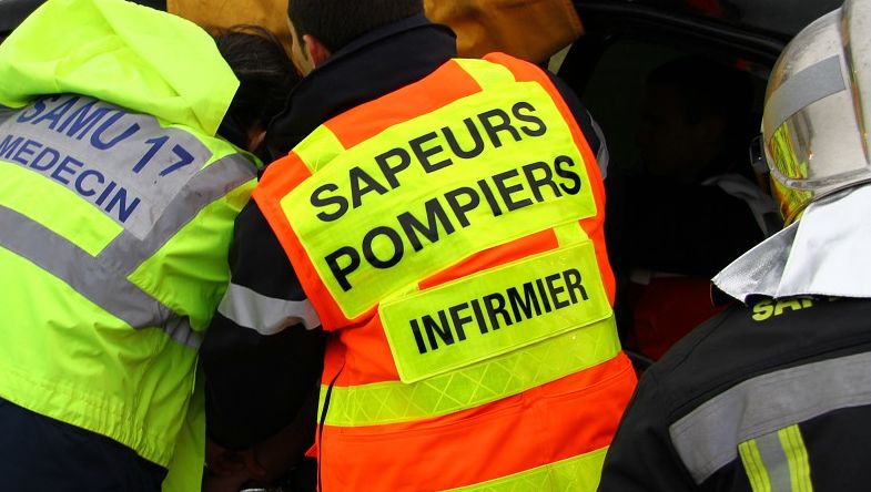 Les pompiers et le SMUR ont secouru l'adolescente de 16 ans dans sa voiture sans permis