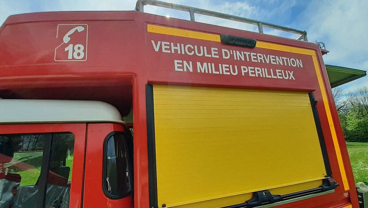 Les pompiers du GRIMP, Groupe d'intervention en milieux périlleux ont attaché le cheval avec des cordages pour le remonter.