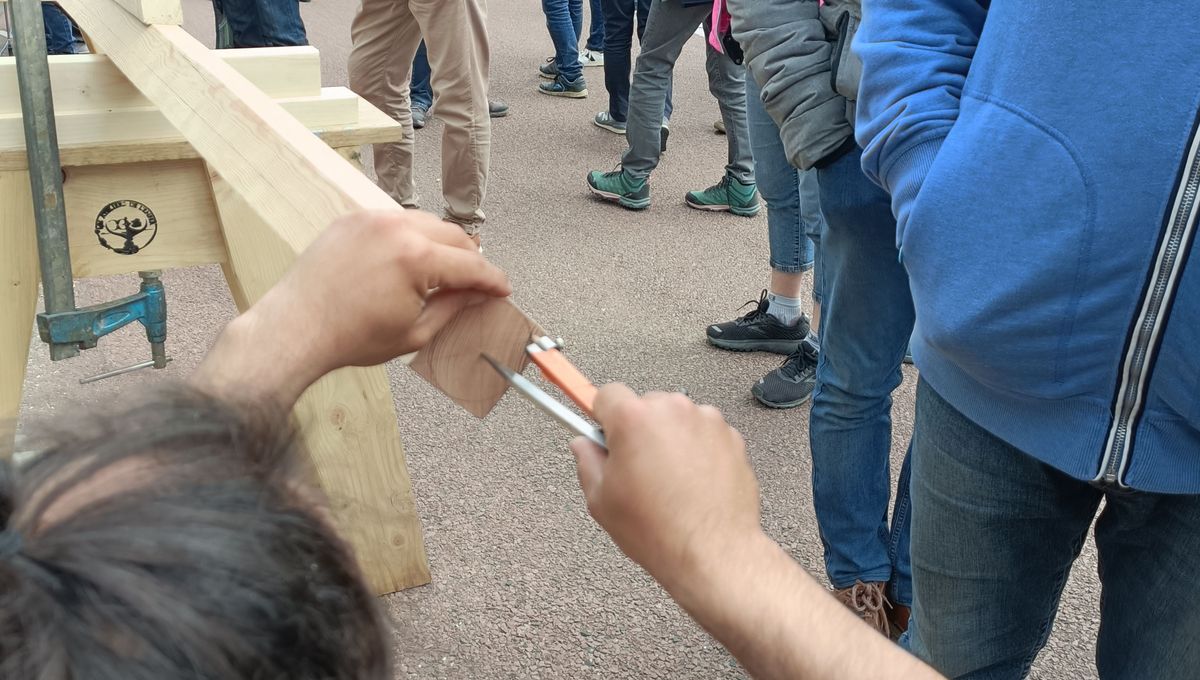 Des élèves de la formation des Ateliers de l'Enfer à Douarnenez construisent un bateau pendant la Semaine du Golfe