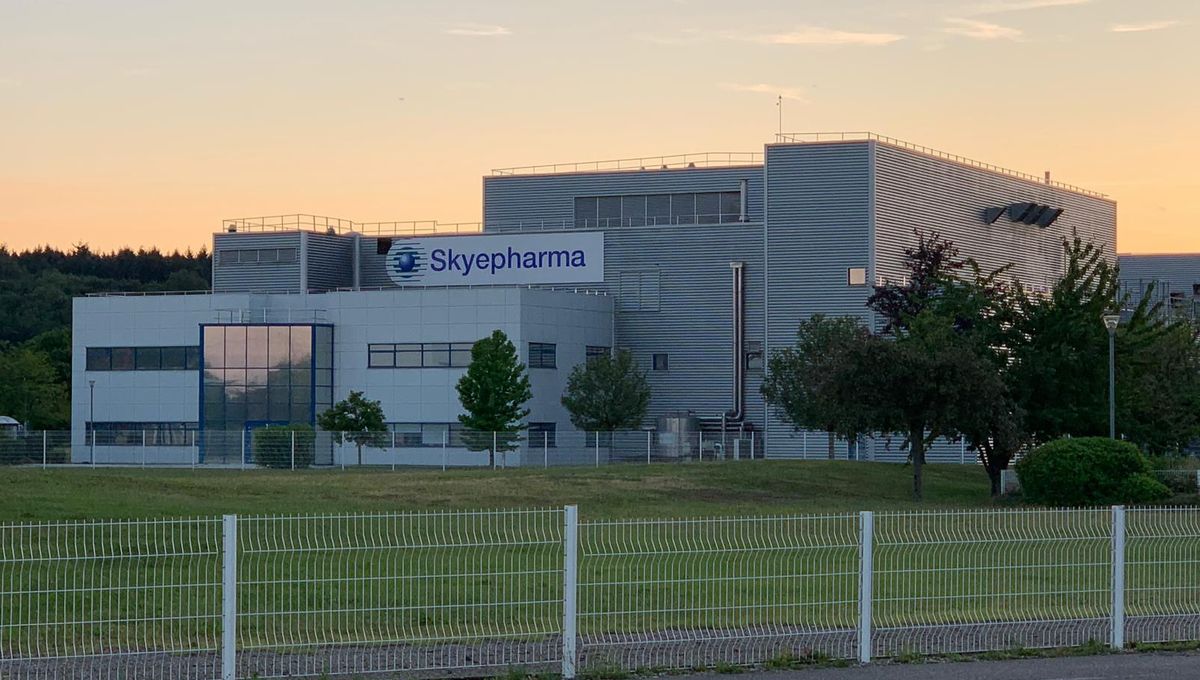 L'entreprise Skyepharma est implantée sur la zone d'activités de Chesnes, à Saint-Quentin-Fallavier via deux sites qui représentent 60 000 m² à eux deux.