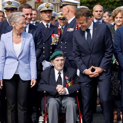 Emmanuel Macron et Élisabeth Borne autour de Léon Gautier, lors des commémorations du 6 juin 1944 à Colleville-Montgomery.