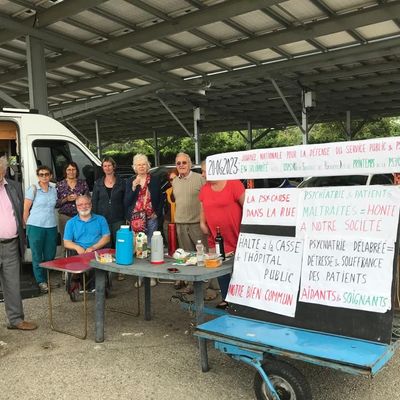 Des proches de malades psychiques en colère rassemblés devant l'hôpital psychiatrique de Montéléger.