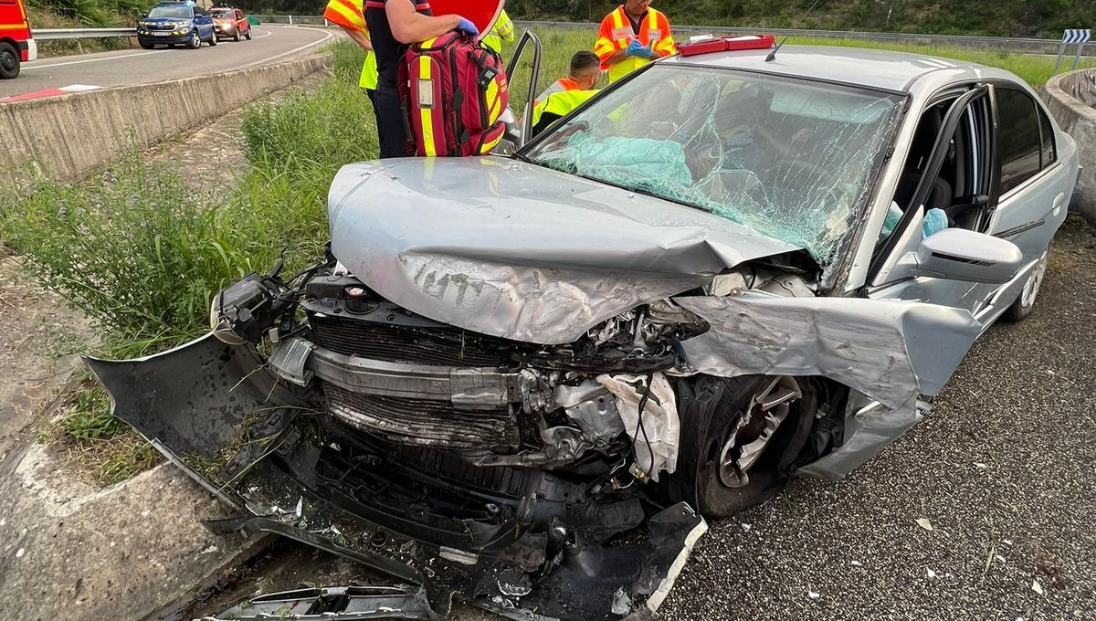 La voiture est en mauvais état après la violence des chocs.