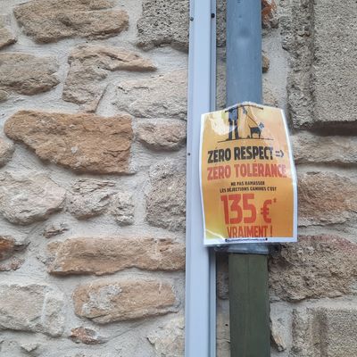 Des affiches ont été placardées dans le village pour indiquer le montant de l'amende aux habitants.