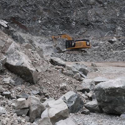 L'adolescent, sur un engin de chantier, a fait une chute d'une quarantaine de mètres (photo d'illustration)