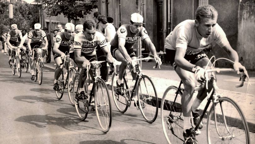 Une autre photo du duel de 1964, le pied de l'ascension, avenue Bergougnan à Clermont-Ferrand