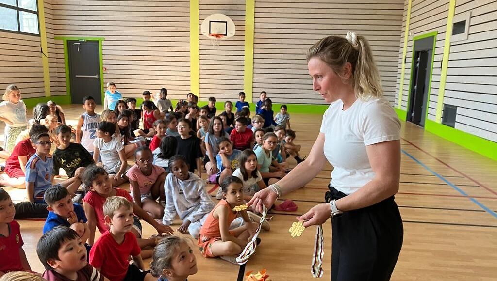 Tessa Worley a apporté avec elle ses deux médailles de championne du monde. 