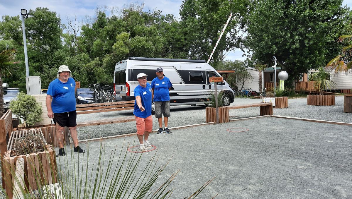 Franck (au centre) et ses amis en pleine partie sur le terrain du camping des Seulières, à Saint-Denis d'Oléron.