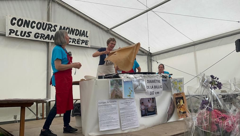 Une candidate retourne sans souci une crêpe de 82 cm, loin du record établi à 96cm en 2005 à Gourin.