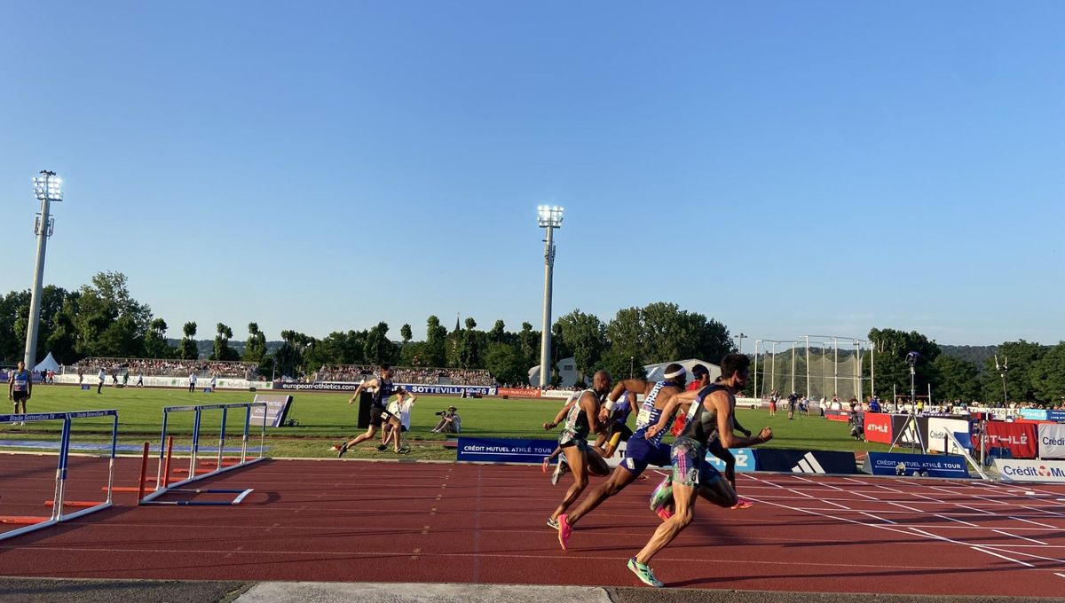 L'arrivée du 110m haies au meeting de Sotteville-lès-Rouen.