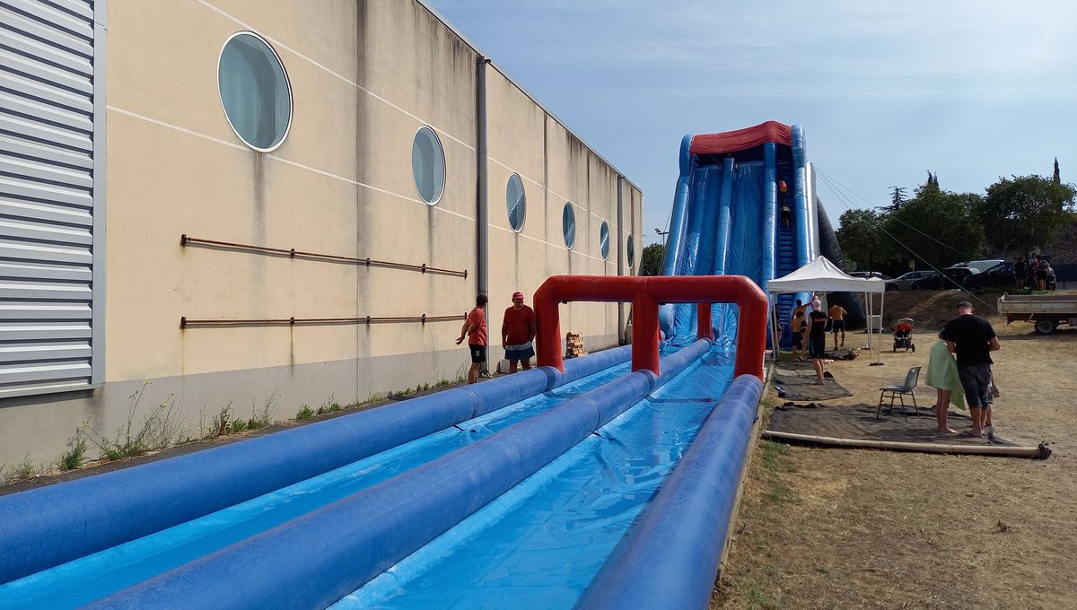 Le plus grand toboggan d'Europe était au Pouget samedi après-midi pour la fête du village.