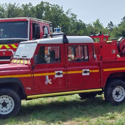 À Izon-la-Bruisse les pompiers interviennent toujours sur les points chauds.