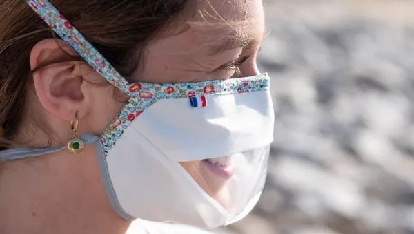 Un masque doté d'une fenêtre transparente anti-buée