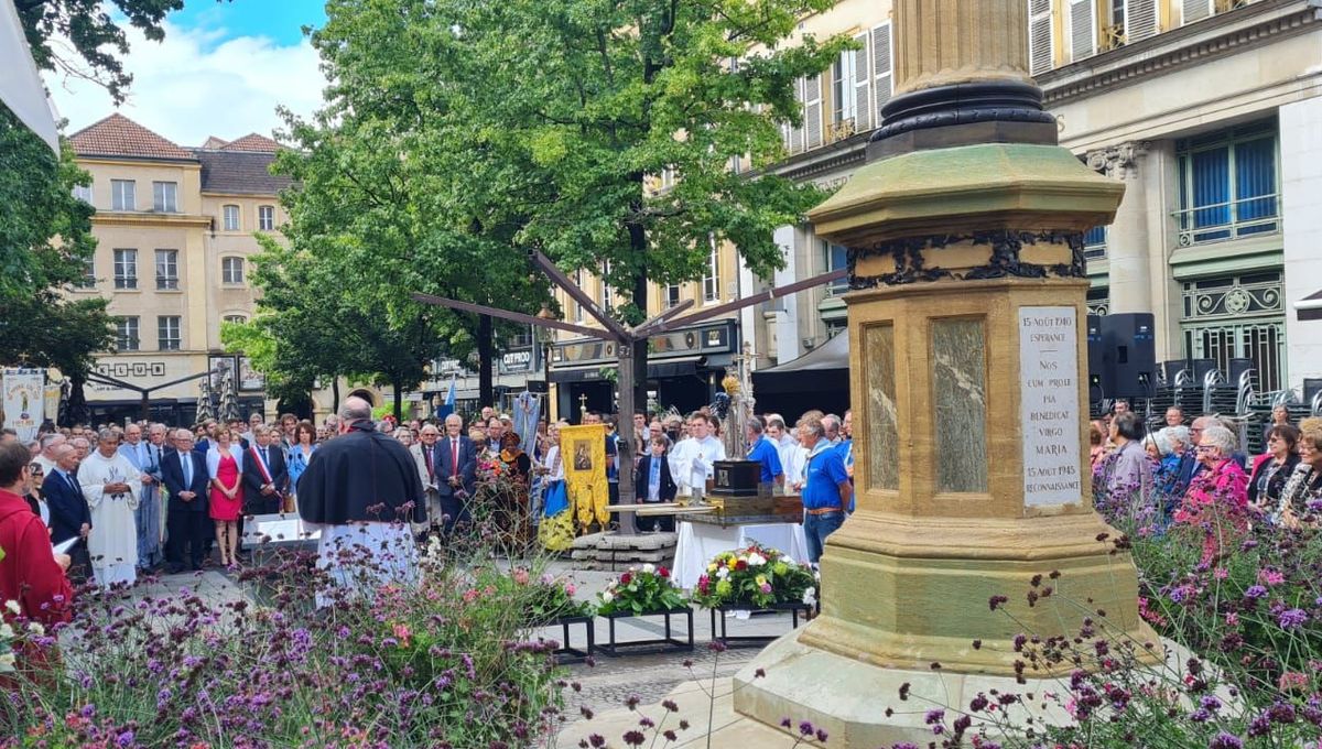 En Moselle, la procession du 15 août emmène religieux et élus messins sur la place Saint-Jacques.