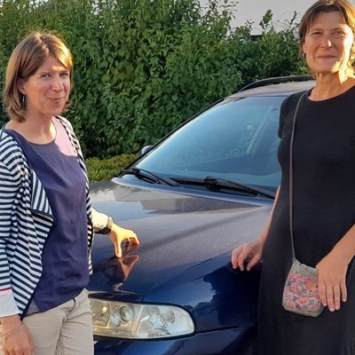 Delphine et Frédérique devant la fameuse "vieille" voiture que leurs familles partagent