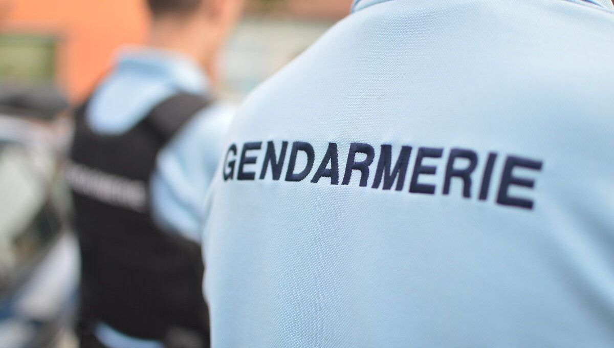 Gendarme de dos.