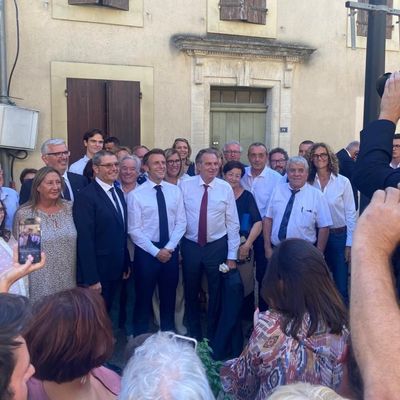 Emmanuel Macron entouré de ses soutiens en Vaucluse, à Beaumes-de-Venise