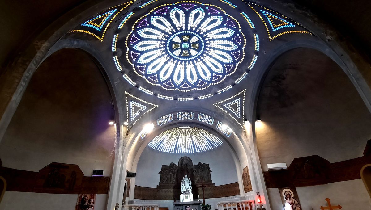 La coupole en béton incrustée de pavés de verre est en mauvais état