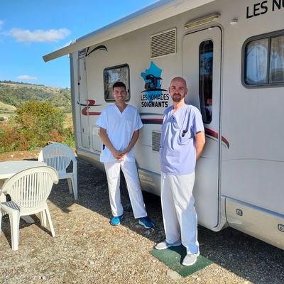 Wilfried et Julien ont installé leur camping-car devant l'EHPAD Les Tournelles à Val-de-Virieu en Nord-Isère. Ils y resteront trois mois.