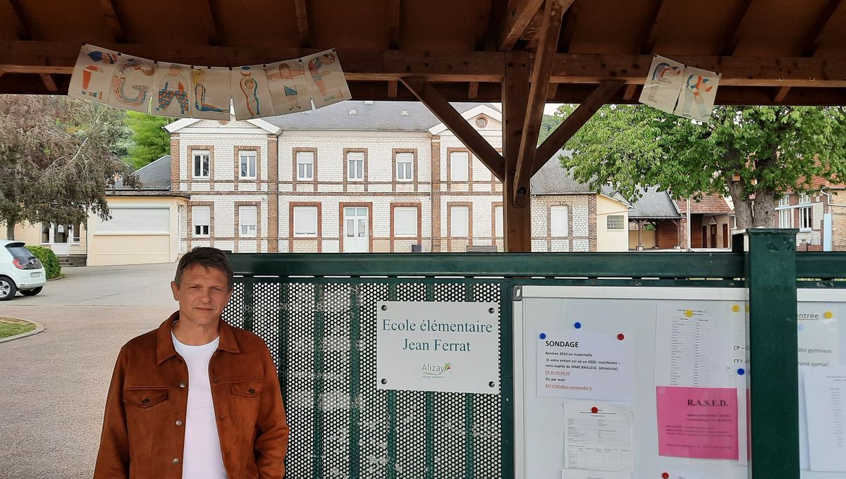 Le maire d'Alizay, Arnaud Levitre, devant la grille de l'école Jean-Ferrat