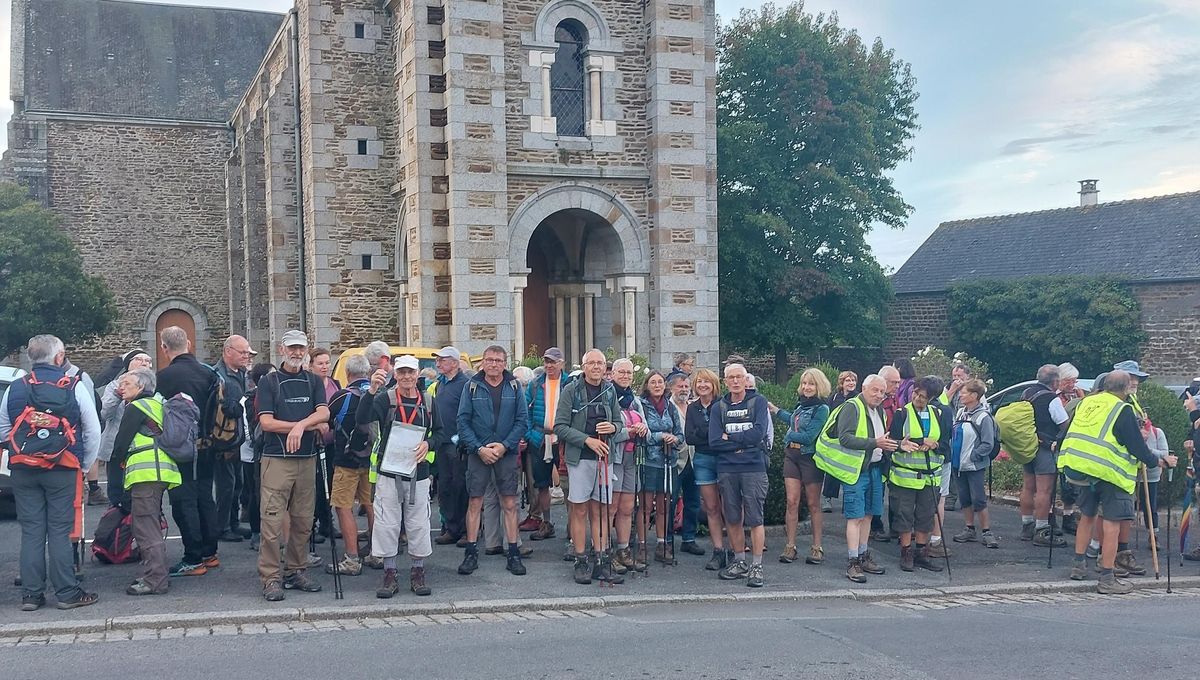 Les pèlerins devant l'église de La Dorée, pour le départ du jour, en route vers le Mont-Saint-Michel.