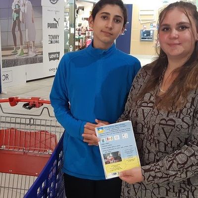 Léo et Anastasie collectent des denrées pour l'Ukraine à l'hypermarché Carrefour de Bourges.