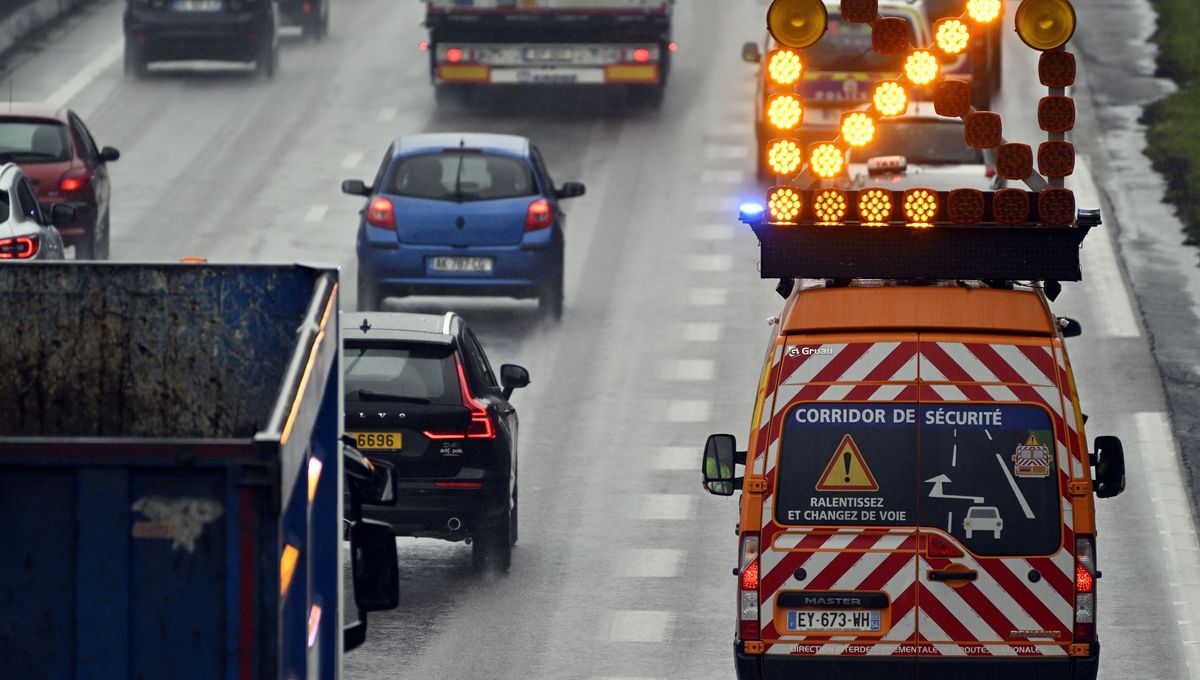 Un poids-lourd a percuté une flèche lumineuse de rabattement ce mardi sur l'autoroute A20, à Boisseuil (illustration).