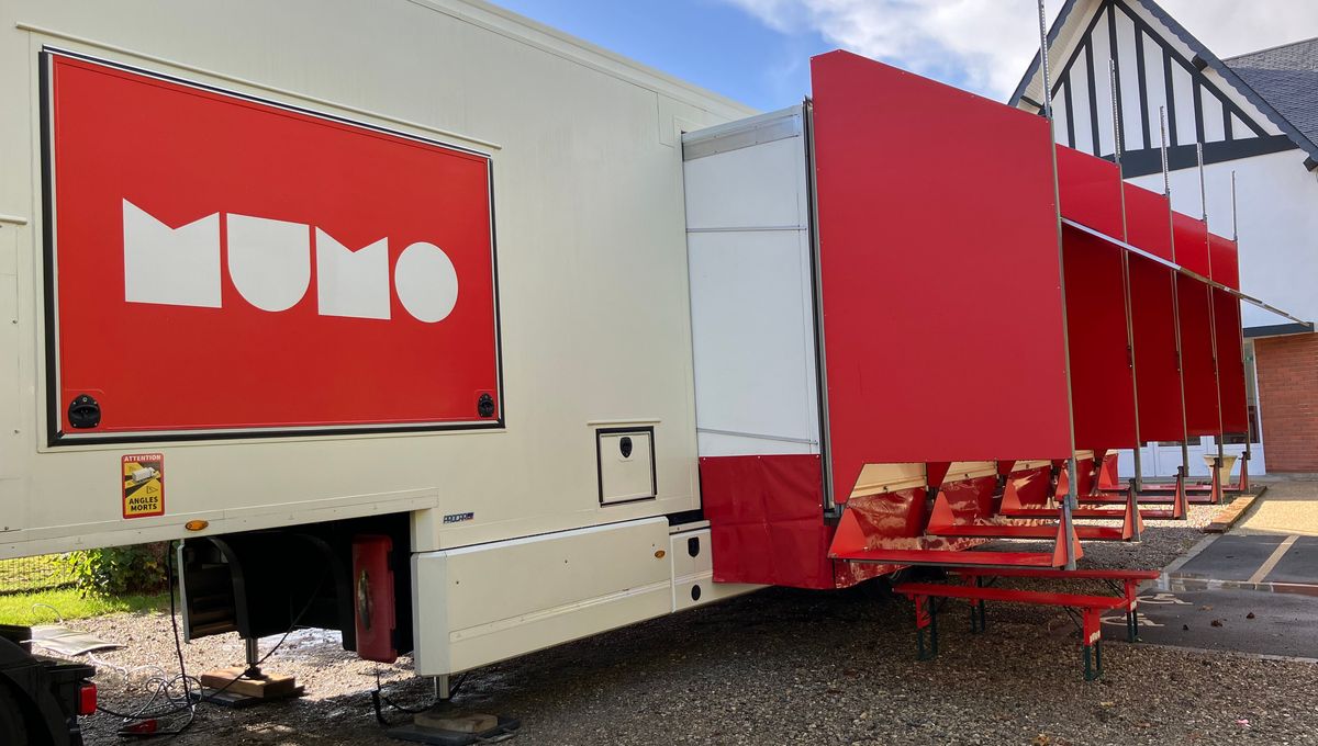 On ne peut pas le manquer ! Le camion du Mumo, dans laquelle on peut découvrir l'exposition "Ça carbure !"