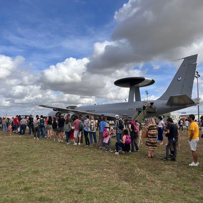 Les visiteurs étaient impatients de monter dans l'AWACS, lors des portes ouvertes de la base aérienne d'Avord.