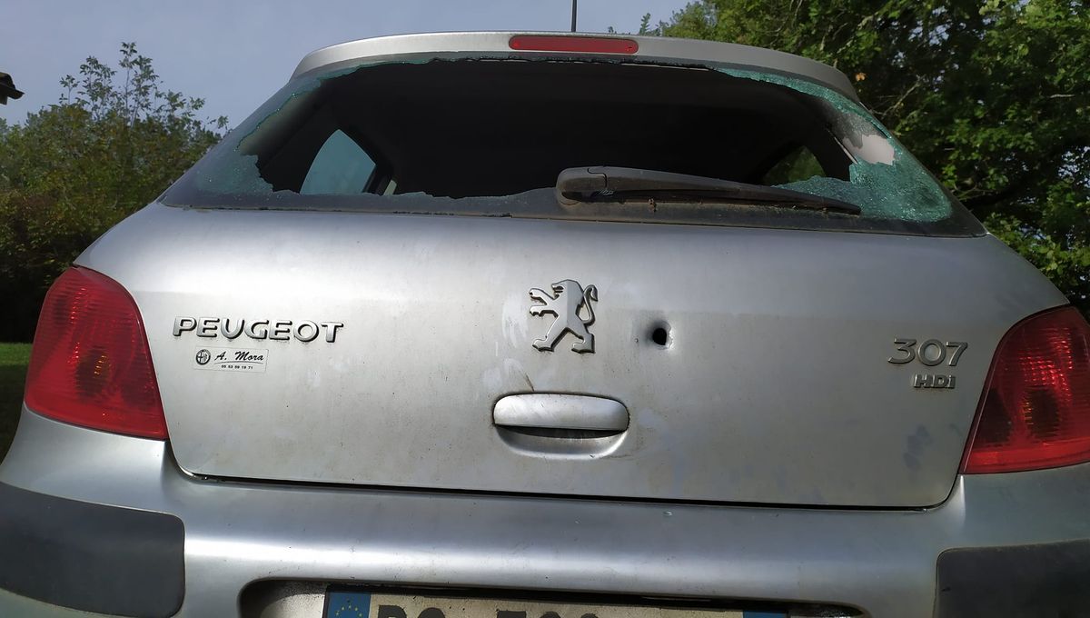 Cet habitant de La Chapelle-Aubareil rentrait chez lui lorsque la lunette arrière de sa voiture a explosé.