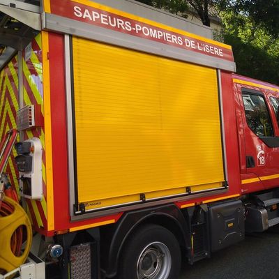 Les pompiers tentent de circonscrire le feu qui menace de se propager à deux autres maisons à proximité. 