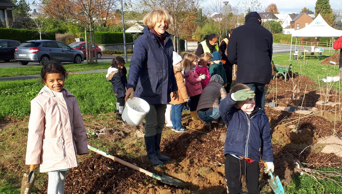 Des enfants de Bourgbarré avec Pascale Colin présidente de l'association "les planteurs du boizh'éloups"