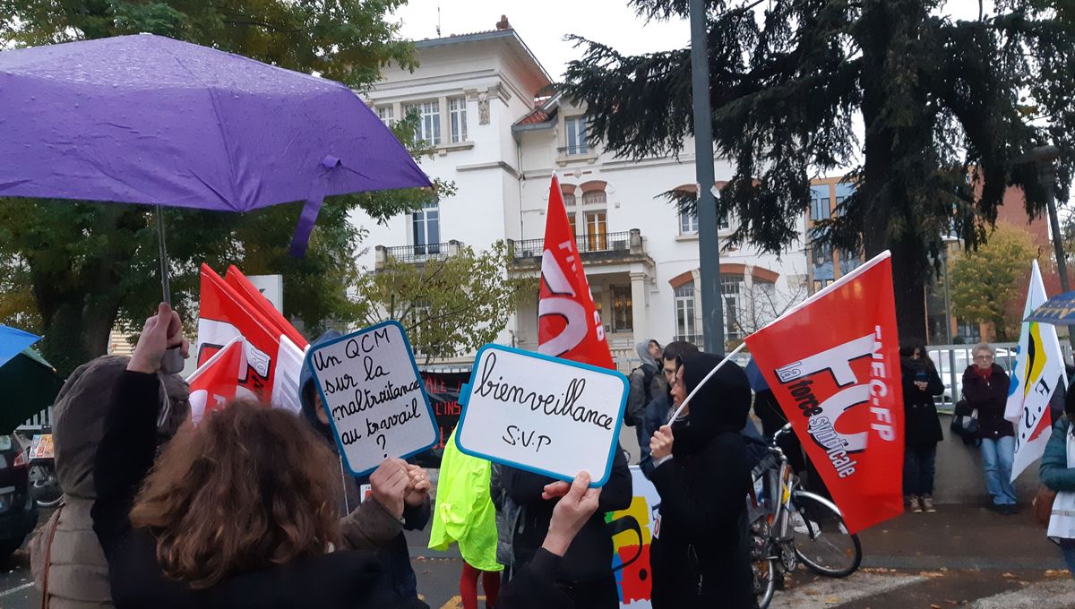 Les syndicats ont organisé une manifestation en soutien à l'enseignante.