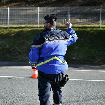 Le gendarme, sous le choc, a été emmené à l'hôpital pour des examens de contrôle.