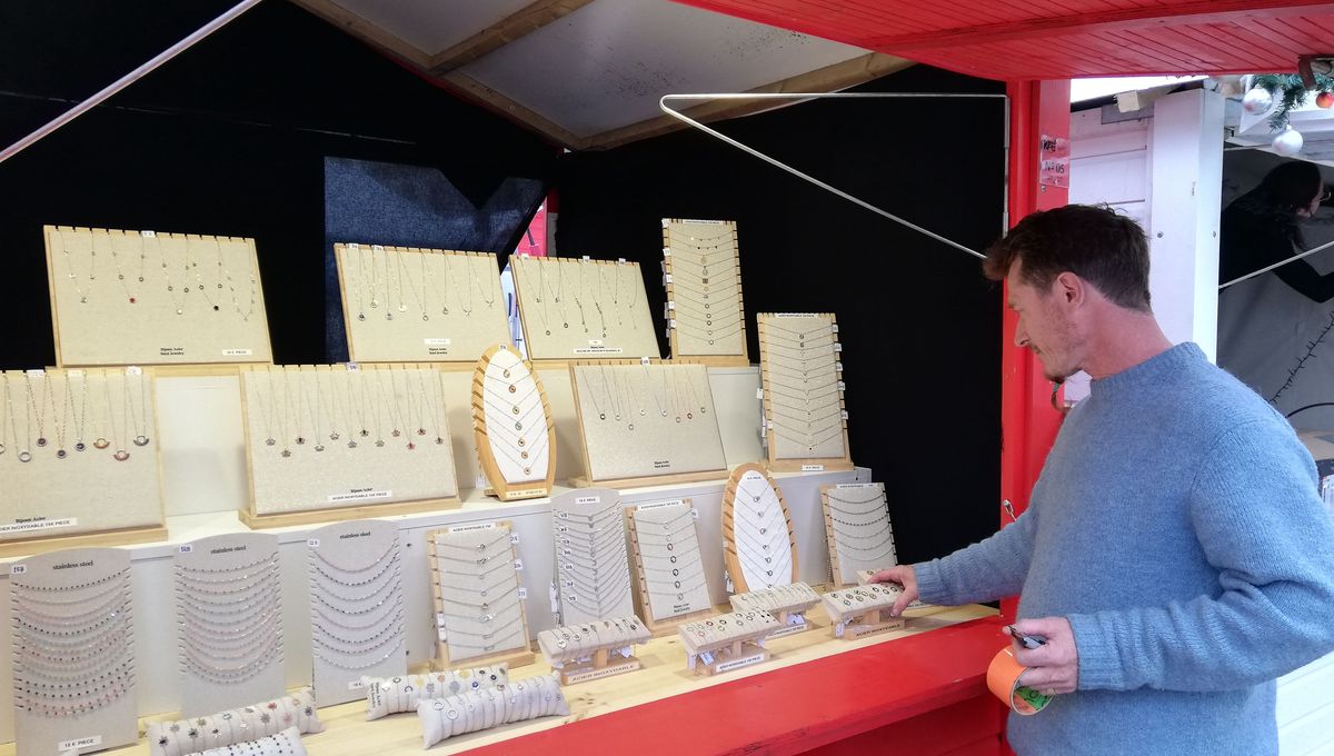 Bruno peaufine l'aménagement de stand avant l'ouverture du marché de Noël ce jeudi 23 novembre.