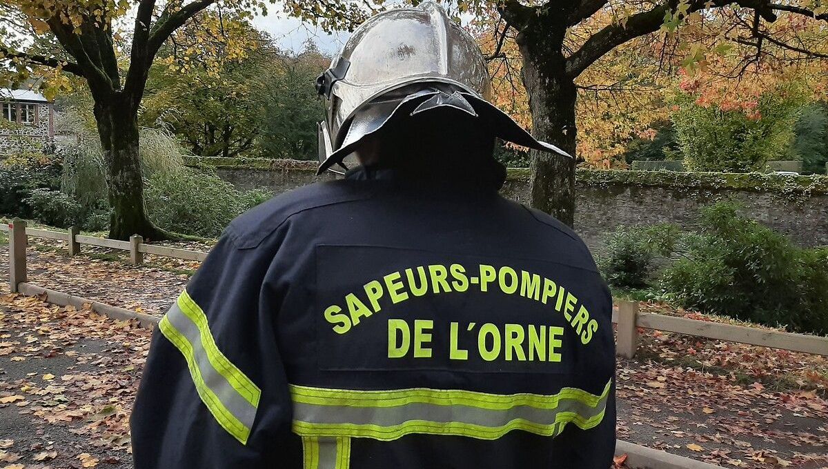 Un des sapeurs-pompiers de l'Orne présents lors de l'incendie de la mairie de Flers le 9 novembre 2019. Image d'illustration.