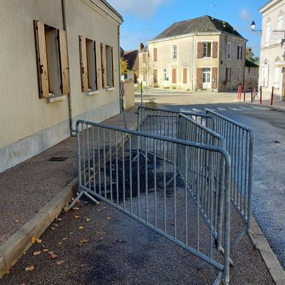 Goudron et plastiques fondus ont noirci les places de stationnement où étaient les deux voitures incendiées le samedi 4 novembre 2023 à Challes, en Sarthe.