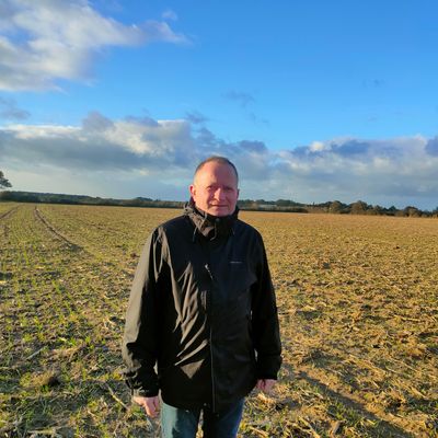 Dominique Rousseau, le président de la FDSEA et agriculteur à Spay, devant un de ses champs de blé