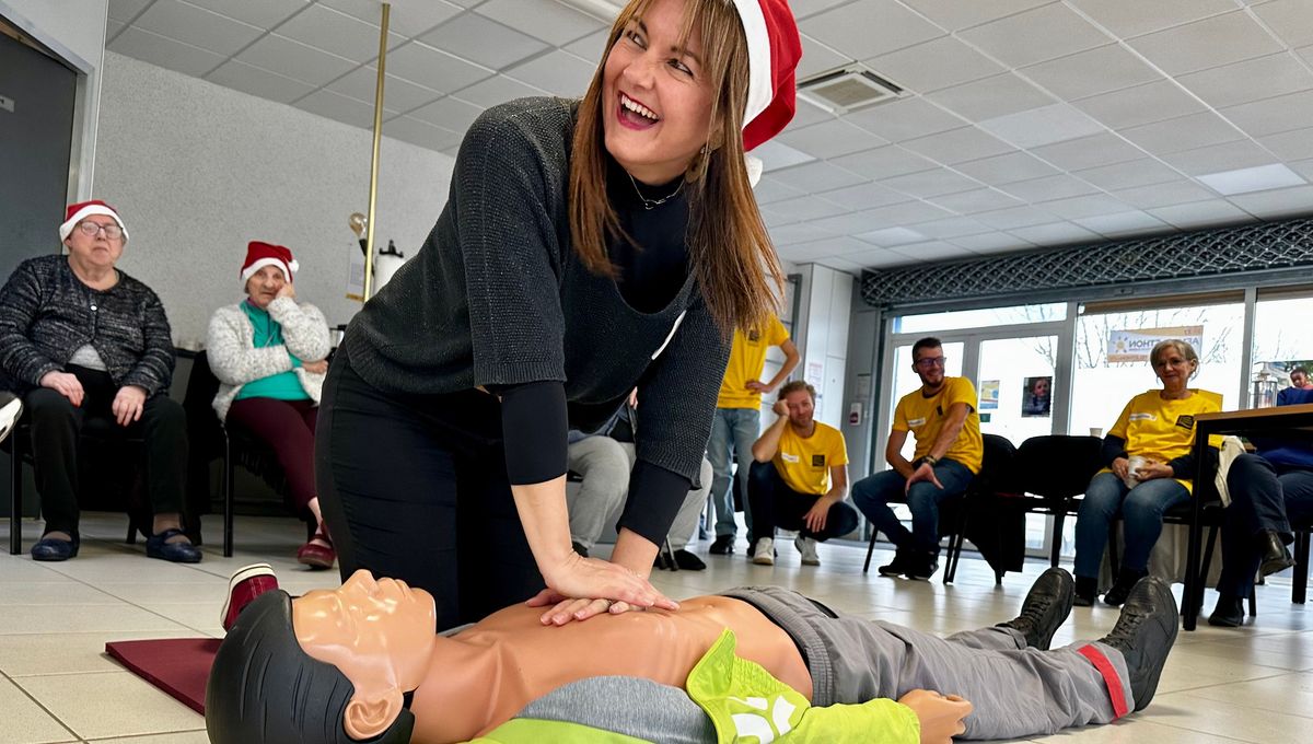 Les bénévoles se relaient chacun leur tour pendant deux minutes pour masser le mannequin.