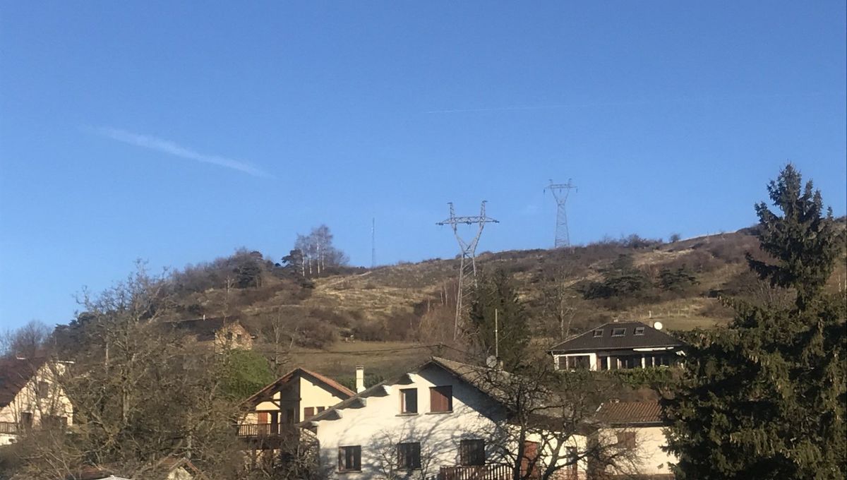 L'antenne 5G doit être implantée sur cette colline qui surplombe le village