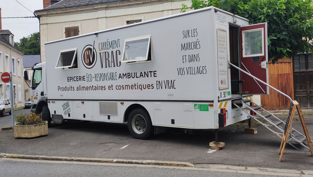 Chaque matin, Cyril Santos s'installe sur un marché avec son épicerie ambulante.