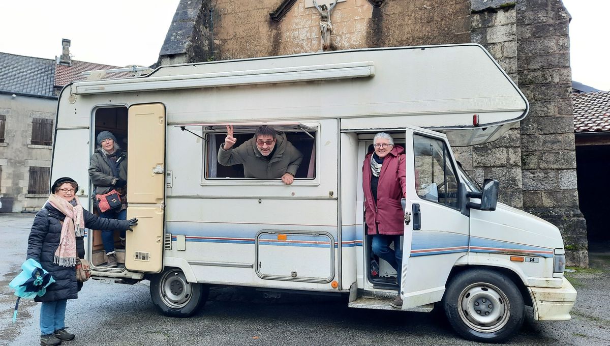 Le prêtre Gilles Rousselet fait ses tournées en "camping-coeur" en Creuse depuis 2021.