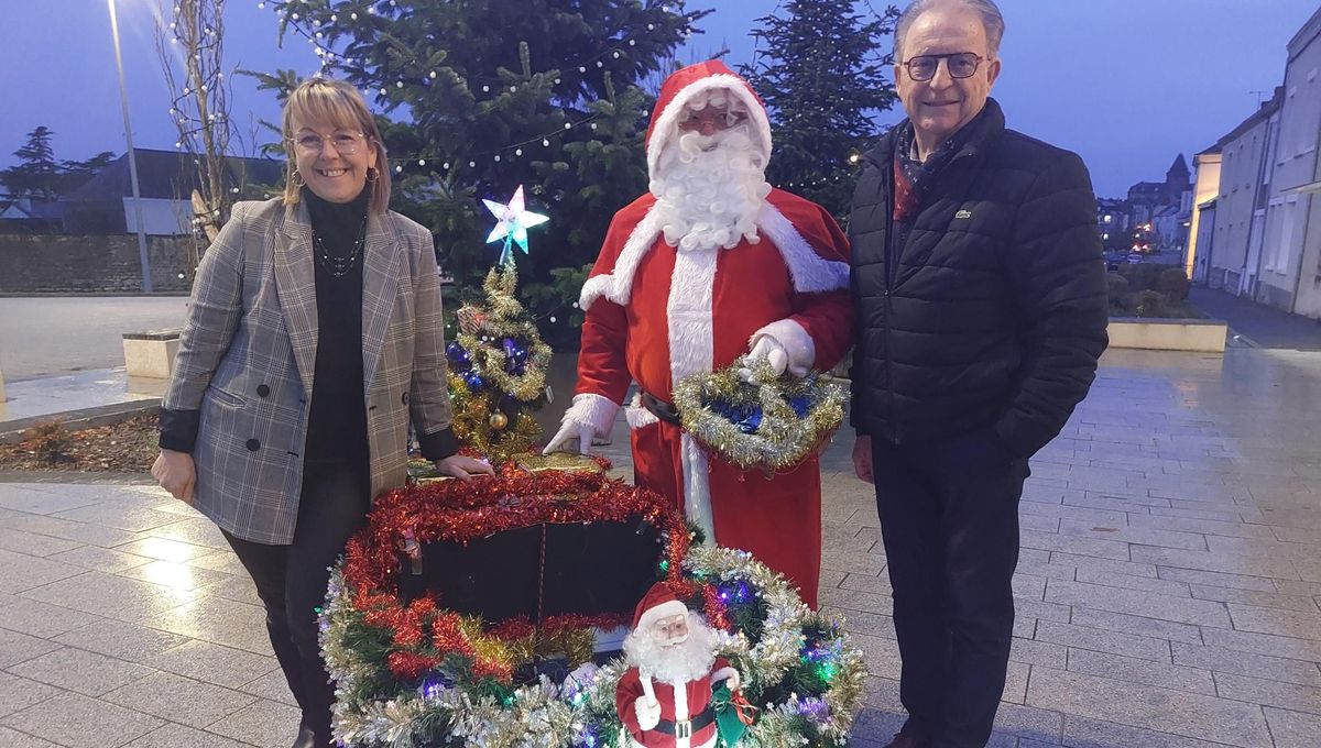 Nathalie Rousseau, Maurice Suhard, élus à la Ville d'Evron avec le Père-Noël.