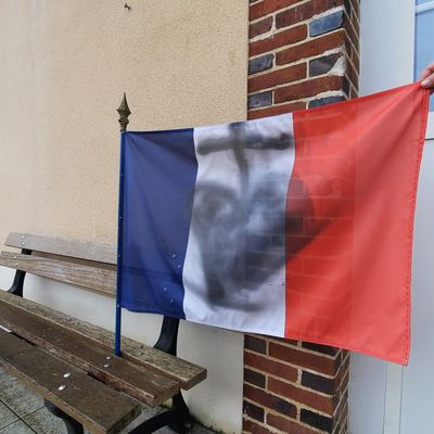 Le drapeau français du village de Brion près de Joigny dans l'Yonne, tagué avec