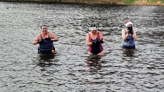 Jemma, Jacqueline et Sarah ont pris leur premier bain de l'année dans une eau à 6 degrés