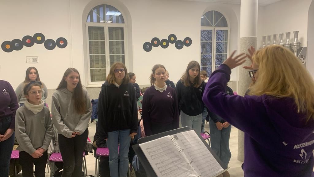 La chorale de Matzenheim qui répète avec la professeure Mme Klethi