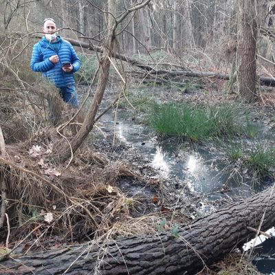 Yann Malet, président d'association de quartier, au milieu des boues malodorantes de la forêt de Lanton